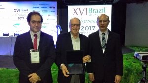 Prof. Jornada (no centro) recebeu distinção da SBPMat. À esquerda, o chairman do encontro e, à direita, o presidente da SBPMat.