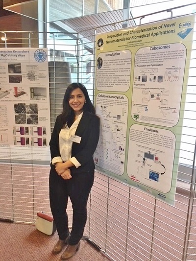 Parinaz Akhlaghi apresentando seu trabalho sobre nanomateriais para aplicações biomédicas durante o fórum.
