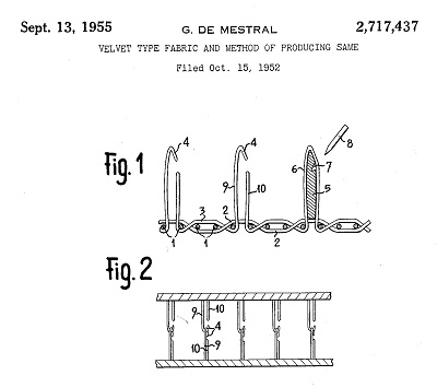 Figura contida na patente US2717437A, representando o método para produzir o tecido com ganchos nas pontas dos fios. 